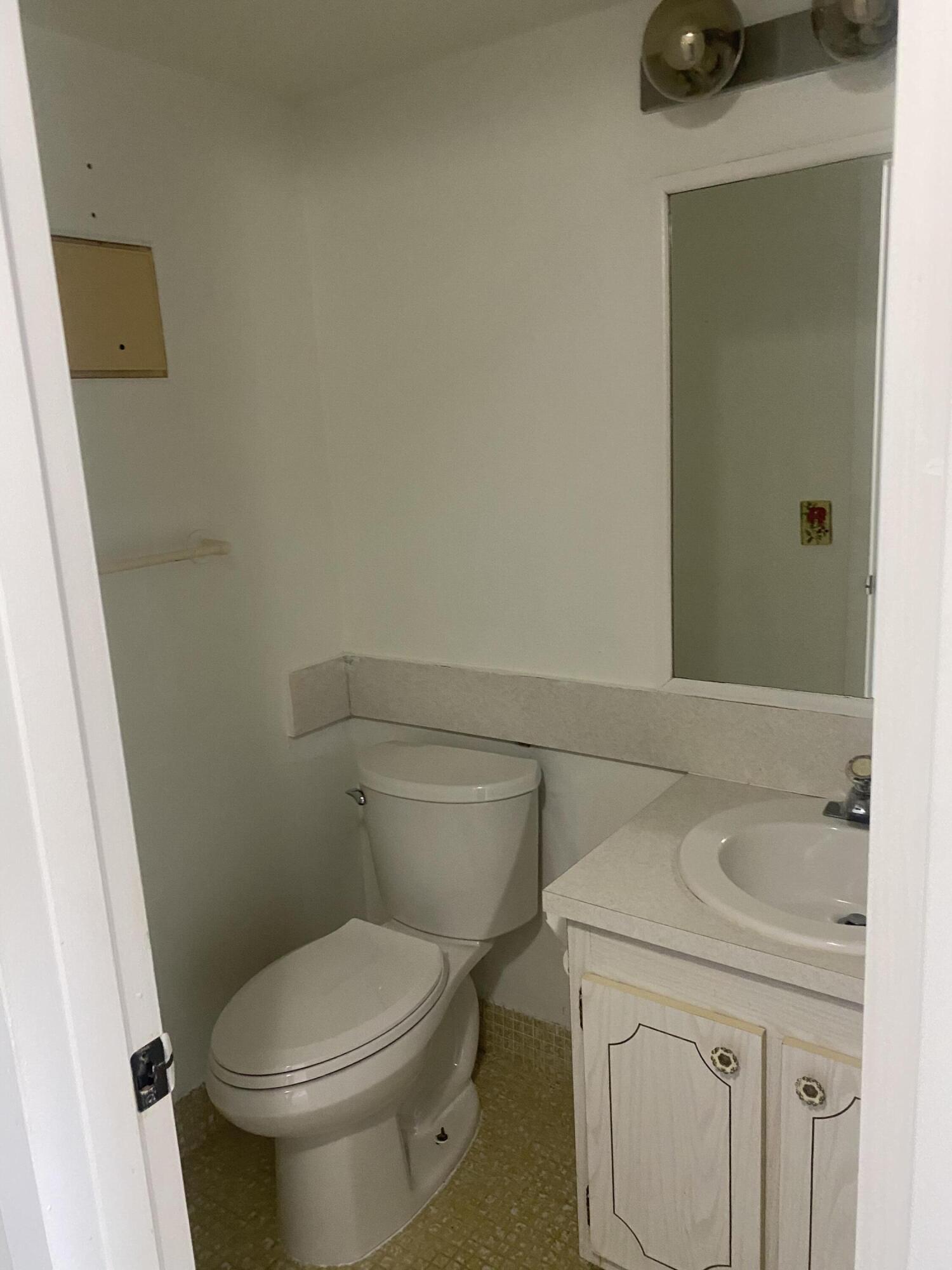 58 Fanshaw B Boca Raton, FL 33434 - Photo 5 of 9 85E42996-71C2-4BD8-B49F-E84C6F3B72FB