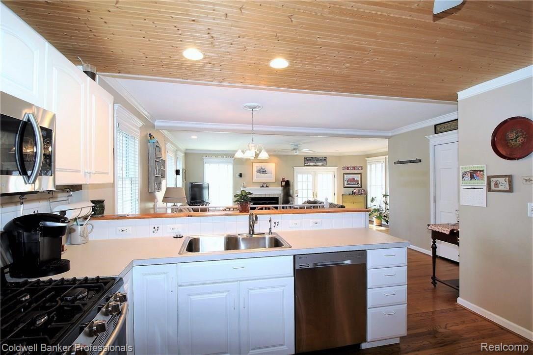 2476 Windemere Road Birmingham, MI 48009 - Photo 11 of 62 Bright kitchen open to dining and family room!