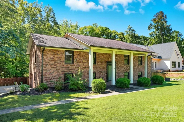a view of a house with a yard