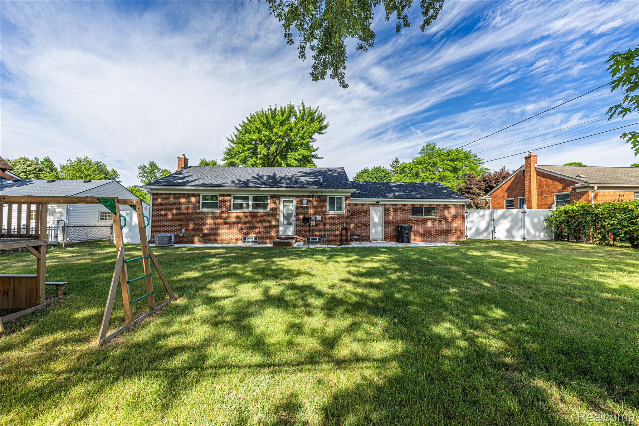19044 Norwich Road Livonia, MI 48152 - Photo 3 of 27 Back