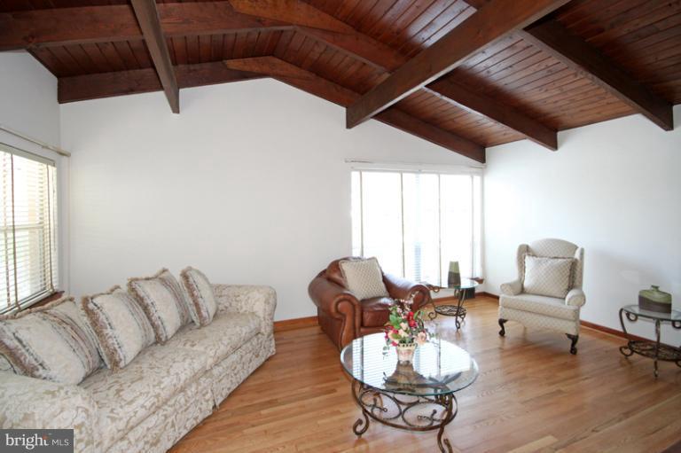 4125 Roberts Road Fairfax, VA 22032 - Photo 11 of 28 Living Room