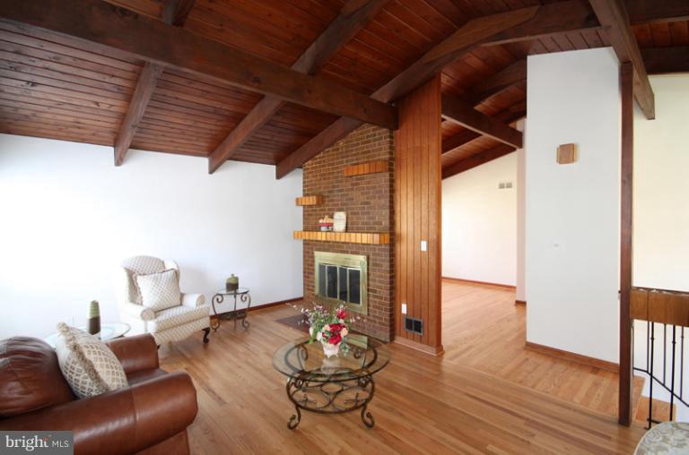 4125 Roberts Road Fairfax, VA 22032 - Photo 23 of 28 Living Room
