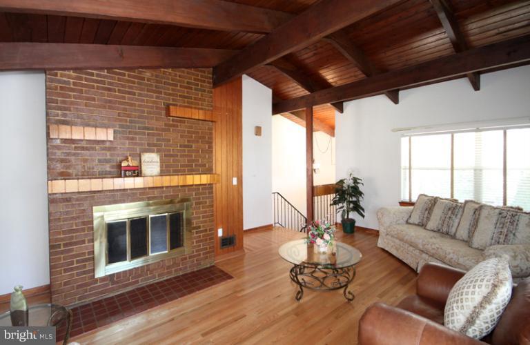 4125 Roberts Road Fairfax, VA 22032 - Photo 24 of 28 Living Room