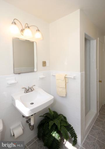 4125 Roberts Road Fairfax, VA 22032 - Photo 9 of 28 Bath