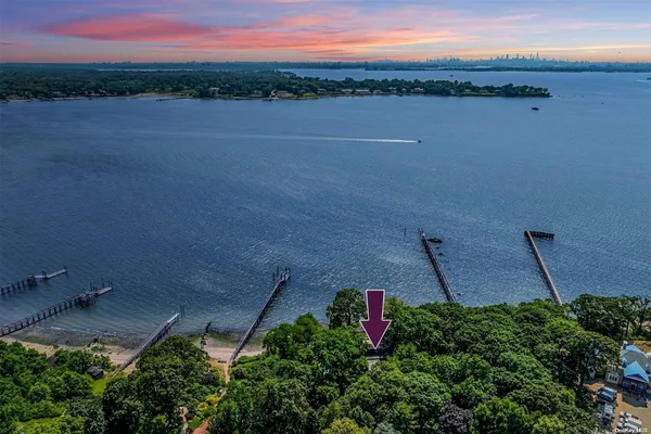 $9,900,000 | 18 Hicks Lane, Sands Point, NY 11050