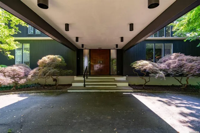 $9,900,000 | 18 Hicks Lane, Sands Point, NY 11050