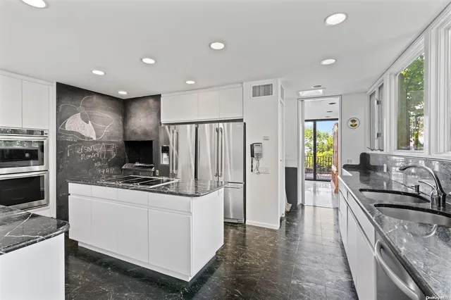 $9,900,000 | 18 Hicks Lane, Sands Point, NY 11050