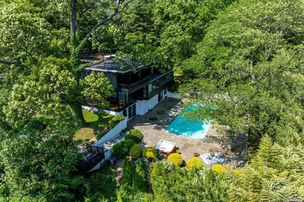 $9,900,000 | 18 Hicks Lane, Sands Point, NY 11050