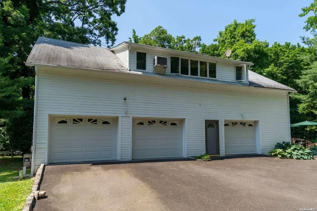 $9,900,000 | 18 Hicks Lane, Sands Point, NY 11050