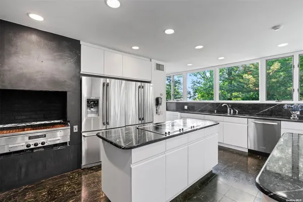 $9,900,000 | 18 Hicks Lane, Sands Point, NY 11050