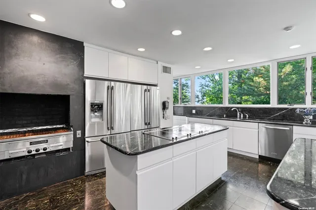 $9,900,000 | 18 Hicks Lane, Sands Point, NY 11050