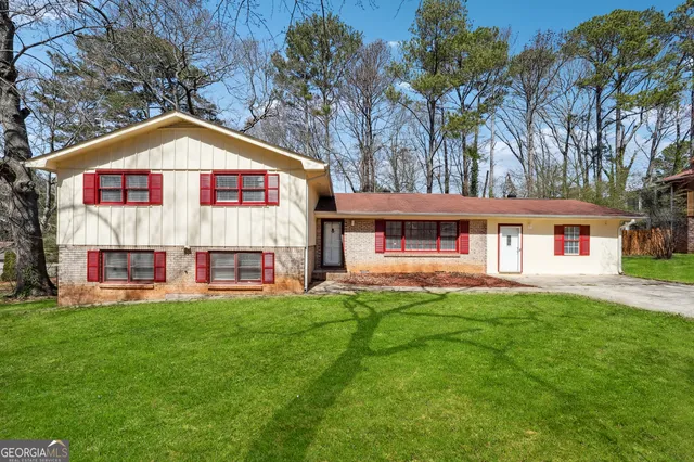 a view of a house with a yard
