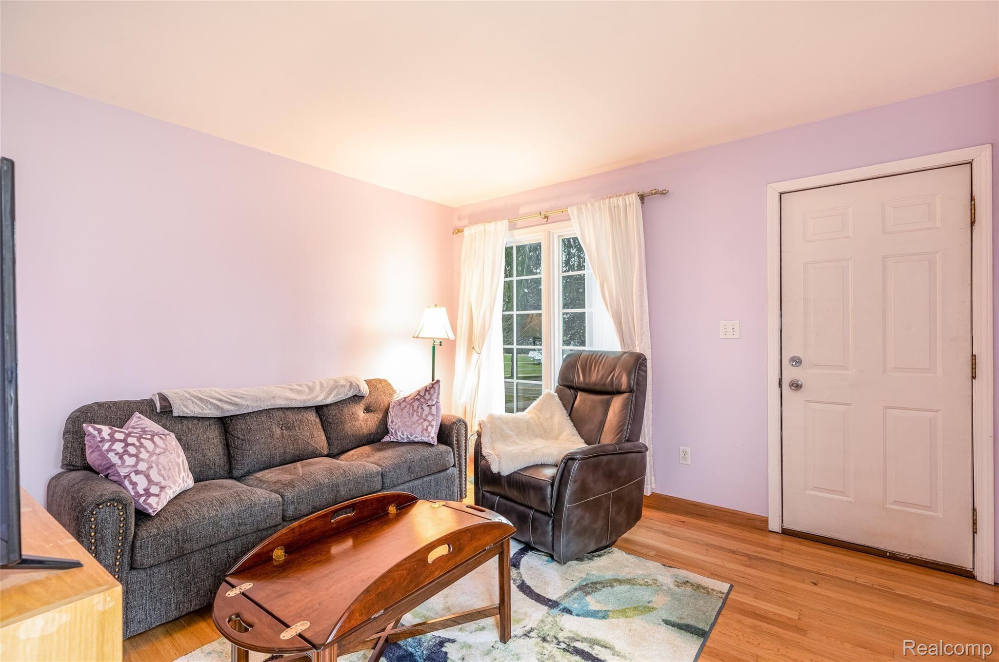 5911 Bullard Road Fenton, MI 48430 - Photo 10 of 36 Bright living room, hardwood floor