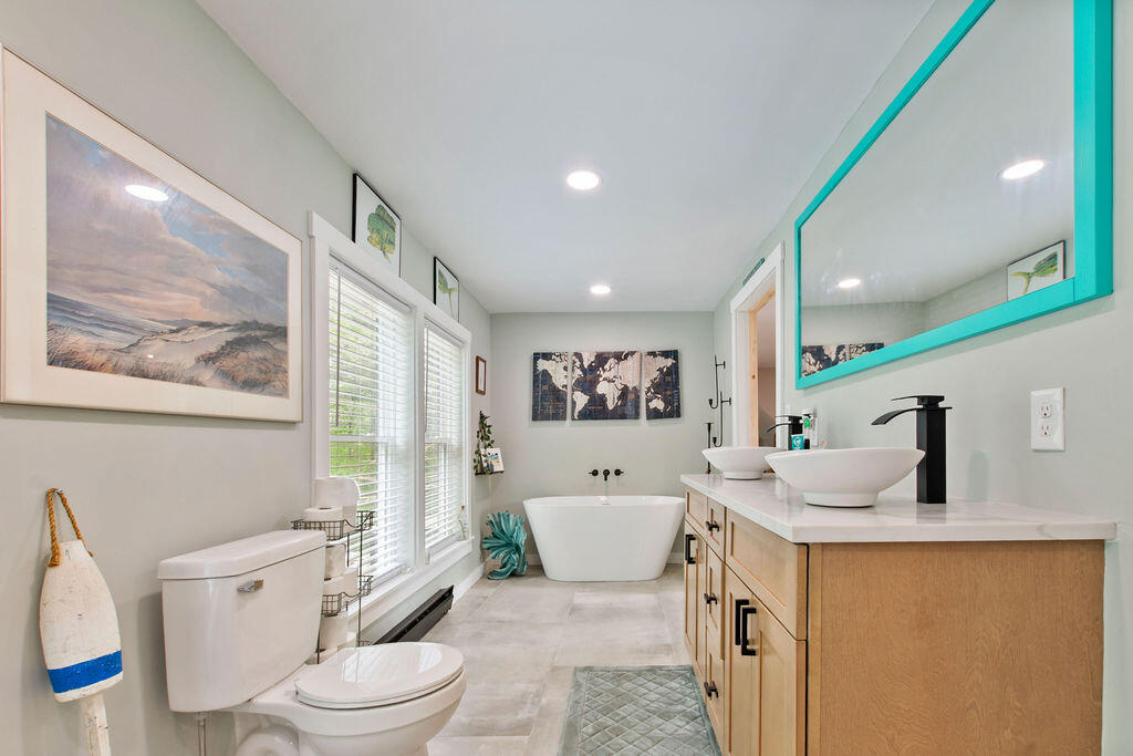 3 Bartlett Road Kittery, ME 03905 - Photo 54 of 70 2nd Floor Bathroom