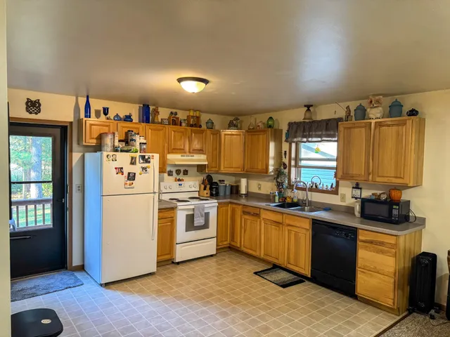 $975,000 | W6490 Pineland Drive, Wild Rose, WI 54984