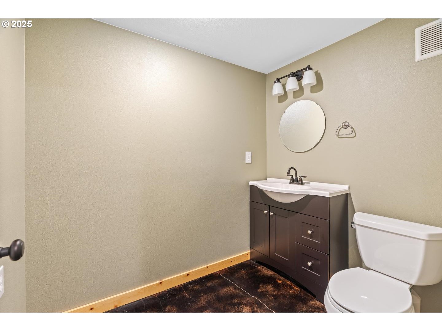 21481 South Ridge Road Oregon City, OR 97045 - Photo 28 of 48 a bathroom with a toilet a sink and mirror