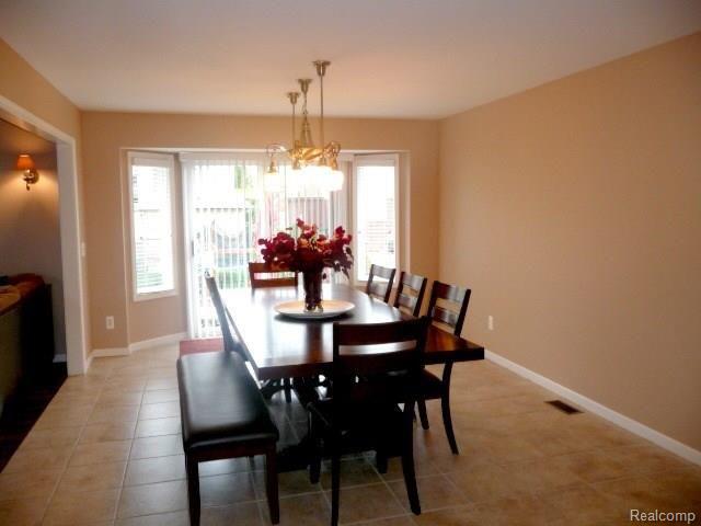 50391 Nesting Ridge Drive Macomb, MI 48044 - Photo 18 of 29 Eating area 1.jpg