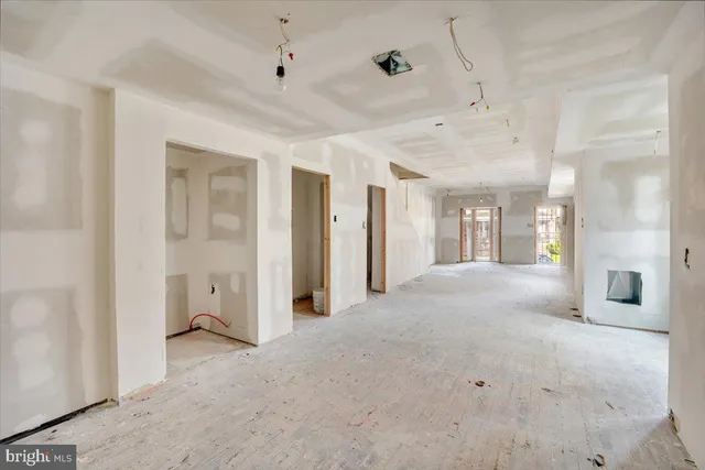 a view of a big room with closet and windows