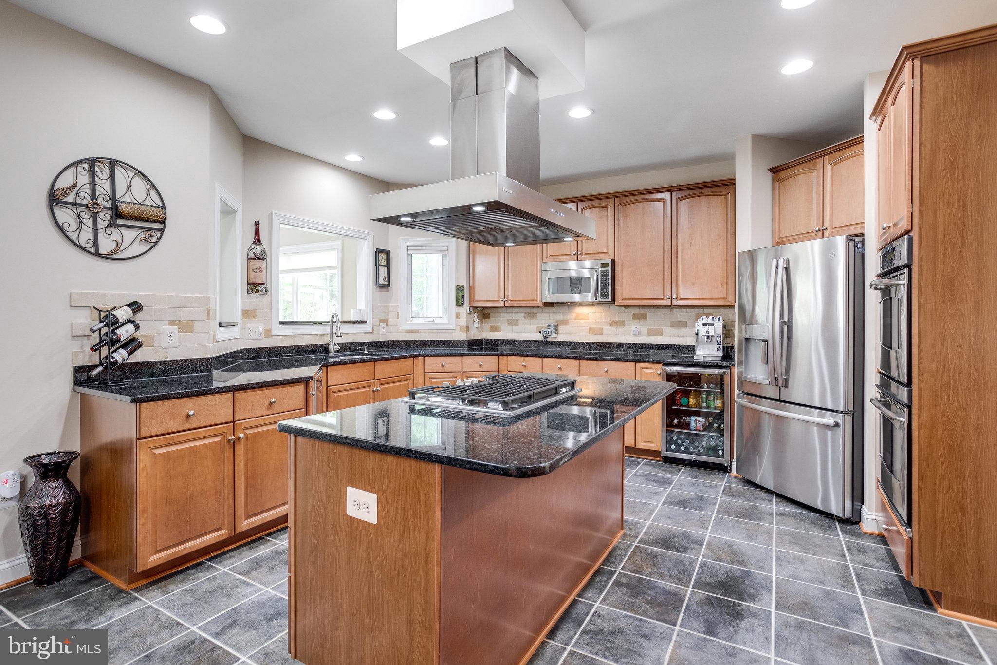 13195 Delaney Road Woodbridge, VA 22193 - Photo 30 of 88 Kitchen w/ island & breakfast bar