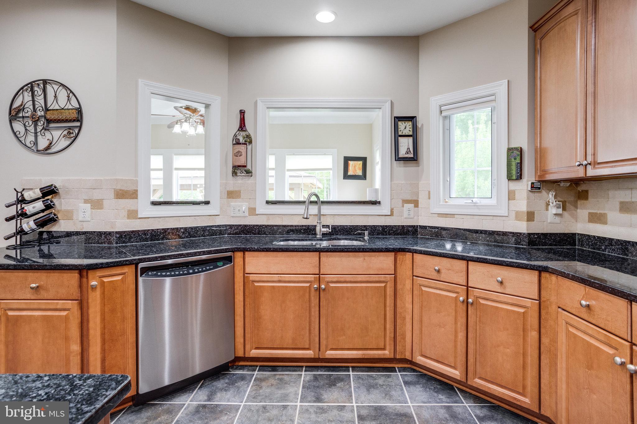 13195 Delaney Road Woodbridge, VA 22193 - Photo 33 of 88 Kitchen w/ granite counter tops