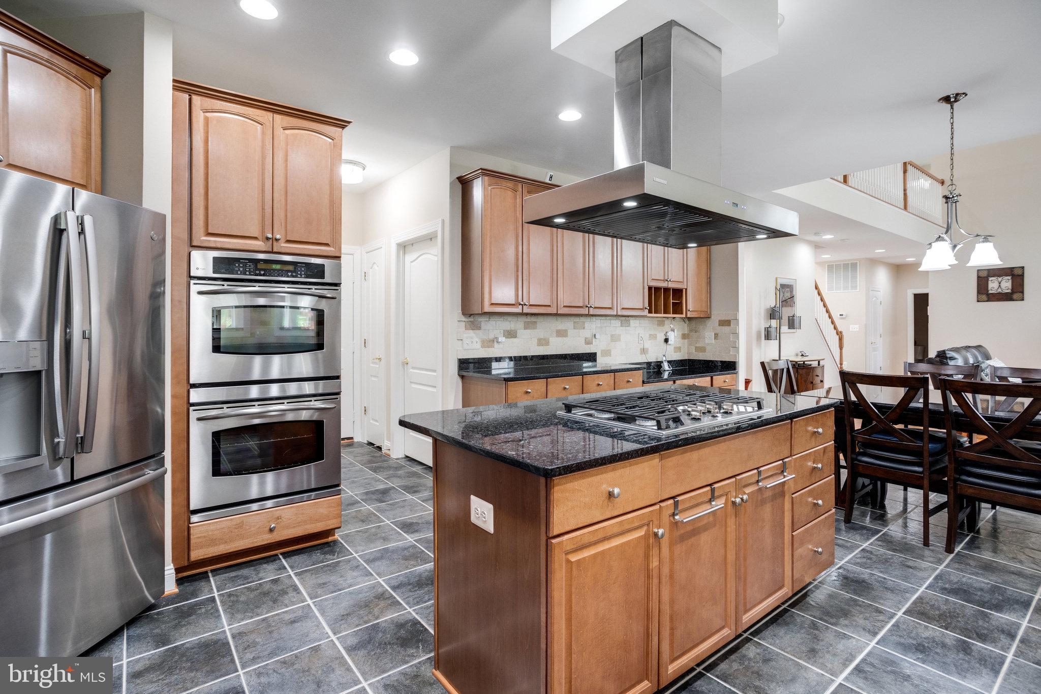 13195 Delaney Road Woodbridge, VA 22193 - Photo 34 of 88 Kitchen w/ double wall oven