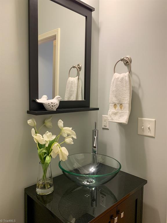 516 Barnsdale Ridge Road Kernersville, NC 27284 - Photo 12 of 36 Powder Room