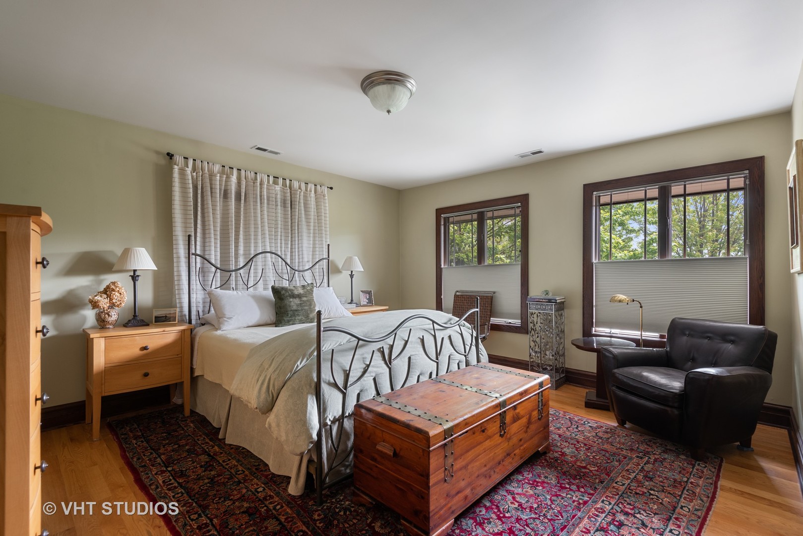 7406 North Sheridan Road Chicago, IL 60626 - Photo 19 of 37 a bedroom with bed and a window