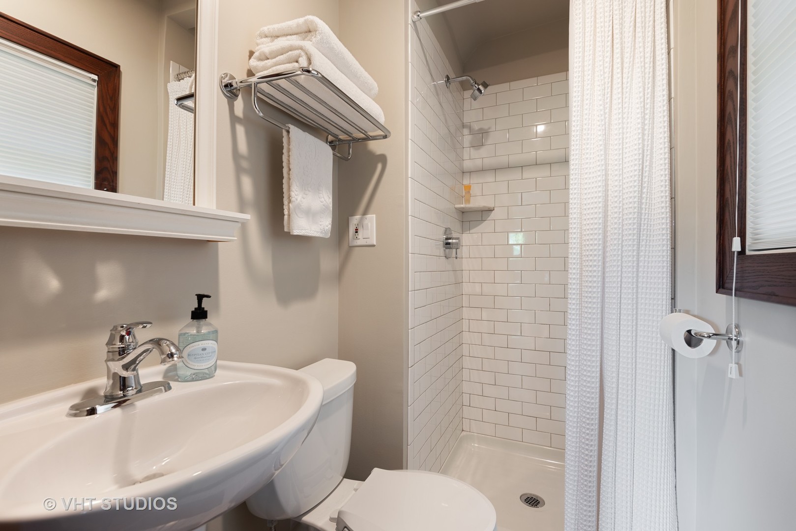 7406 North Sheridan Road Chicago, IL 60626 - Photo 20 of 37 a bathroom with a sink toilet and shower
