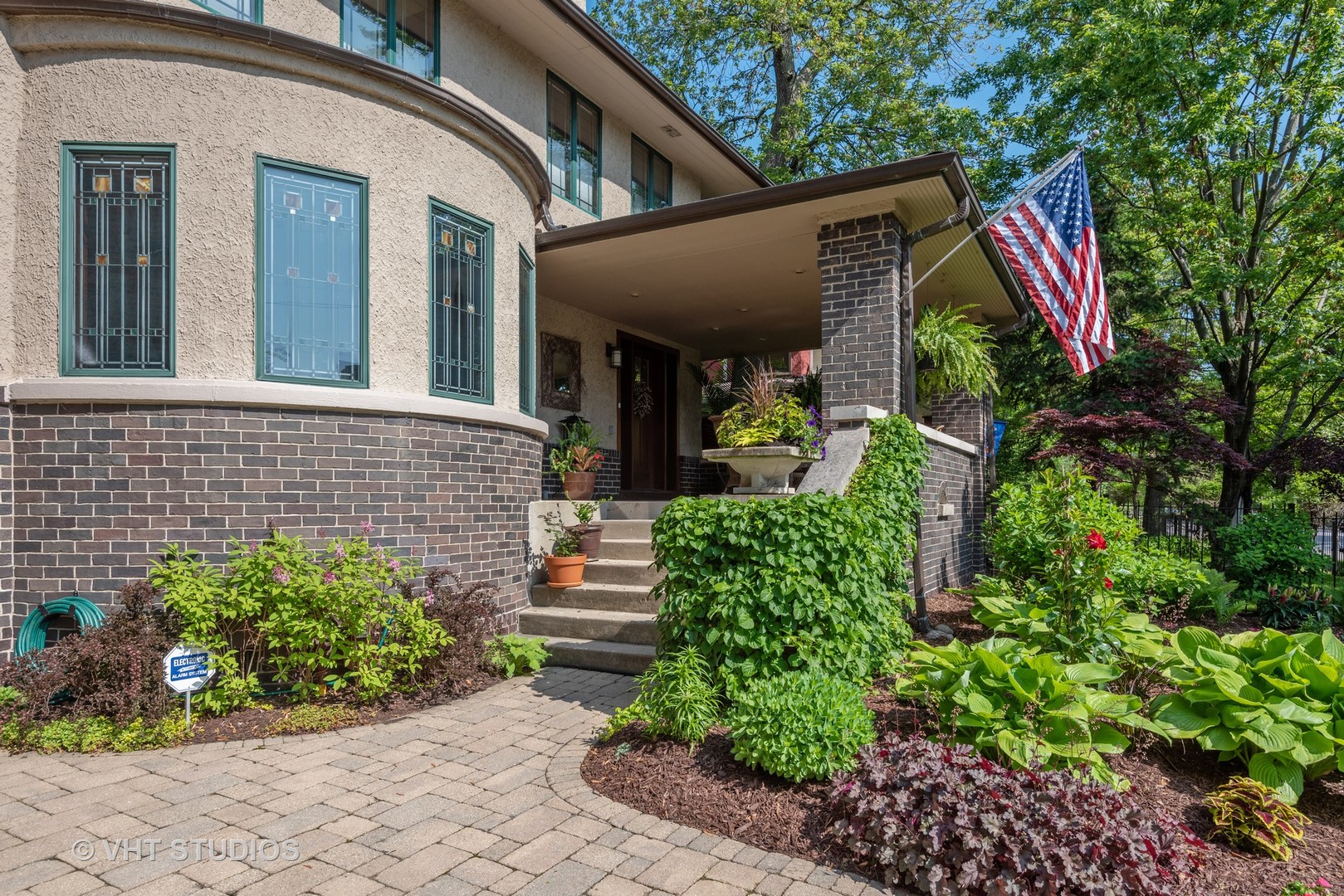7406 North Sheridan Road Chicago, IL 60626 - Photo 3 of 37 a front view of a house