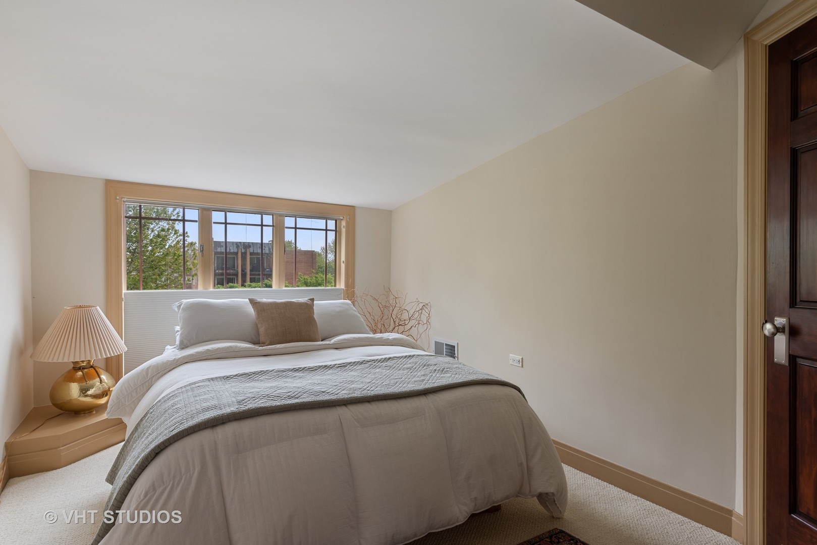 7406 North Sheridan Road Chicago, IL 60626 - Photo 23 of 37 a bed sitting in a bedroom next to a window