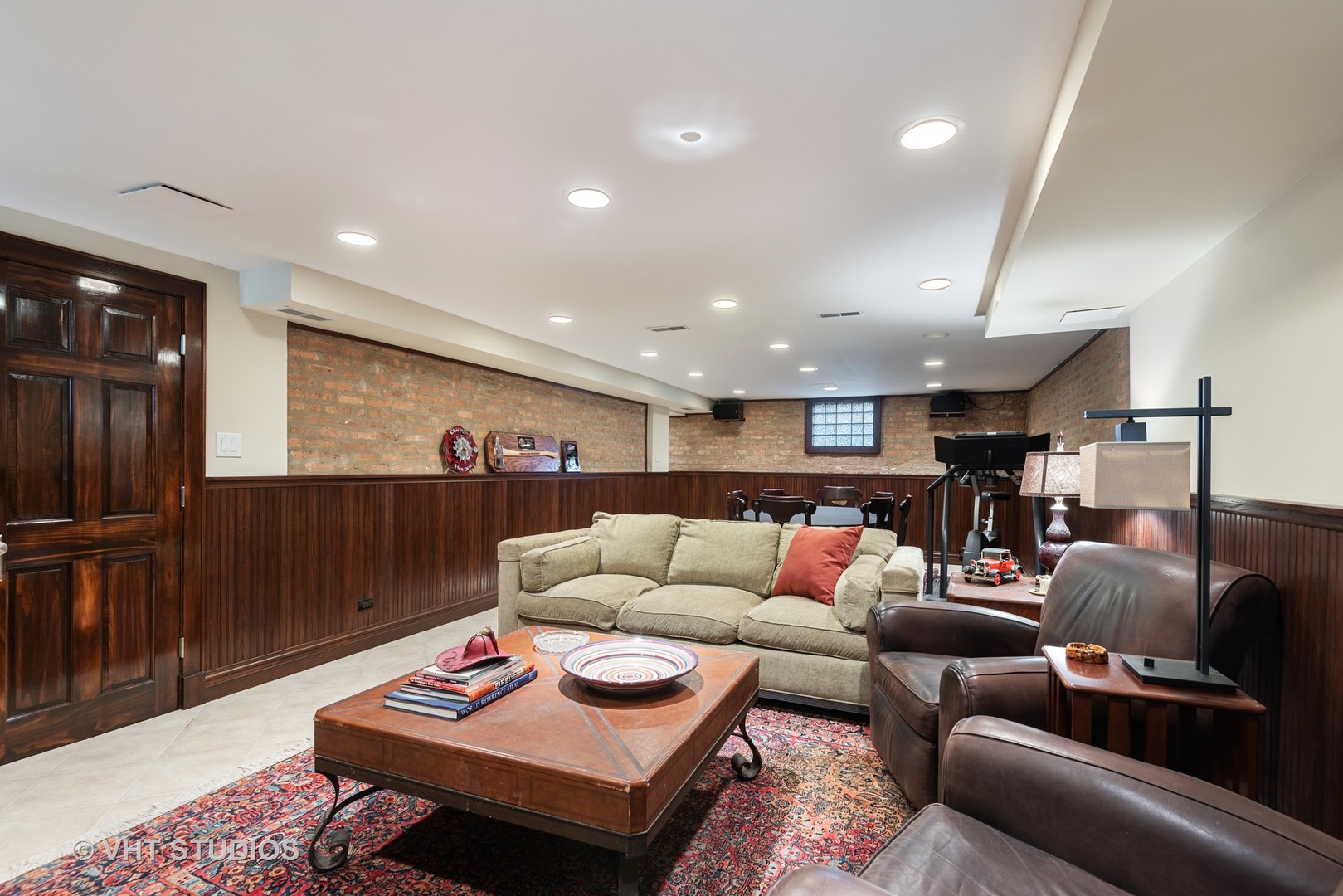 7406 North Sheridan Road Chicago, IL 60626 - Photo 27 of 37 a living room with furniture and a table