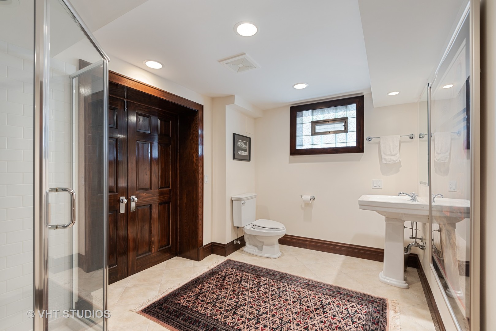 7406 North Sheridan Road Chicago, IL 60626 - Photo 28 of 37 a bathroom with a sink and a toilet
