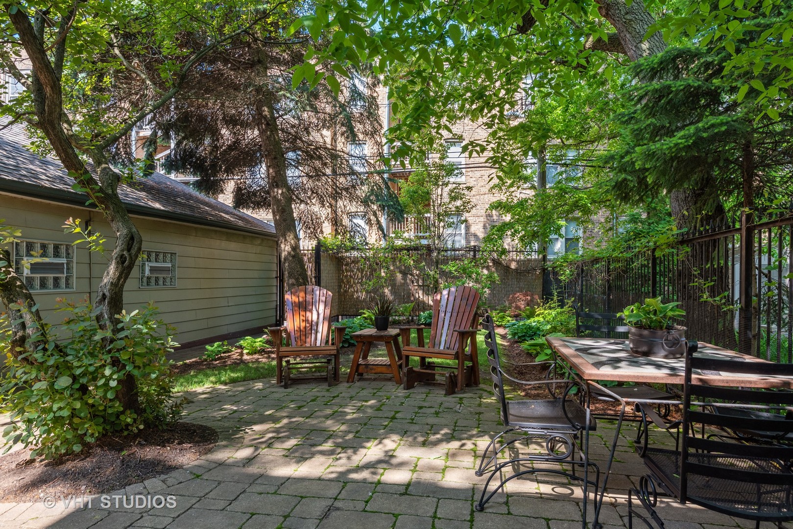 7406 North Sheridan Road Chicago, IL 60626 - Photo 29 of 37 a backyard of a house with table and chairs