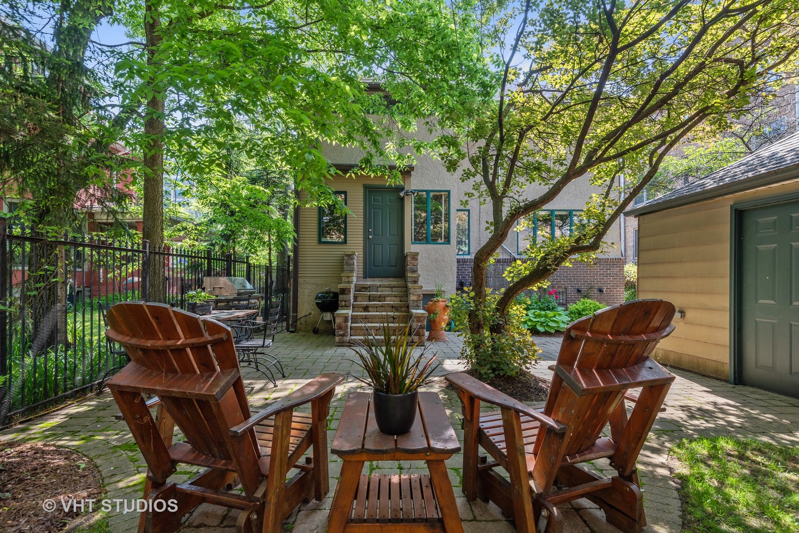 7406 North Sheridan Road Chicago, IL 60626 - Photo 30 of 37 a view of a chairs and table in the patio