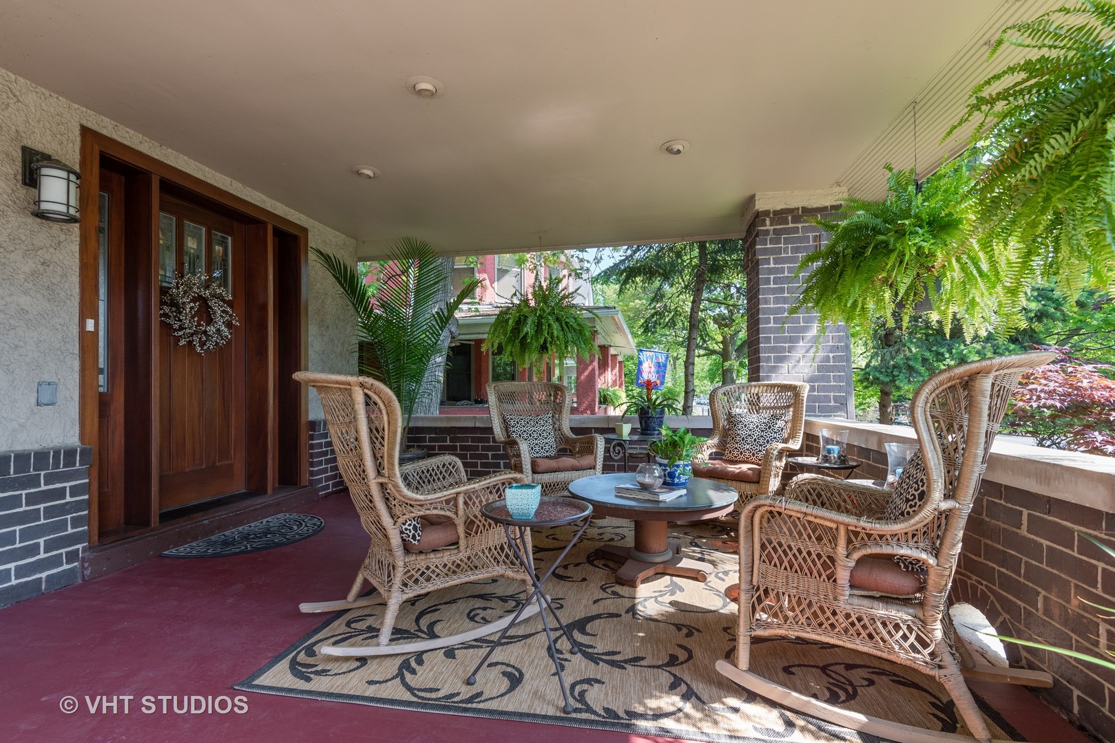 7406 North Sheridan Road Chicago, IL 60626 - Photo 4 of 37 a building outdoor space with patio furniture