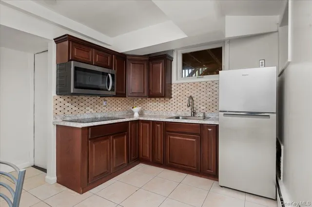 $575,000 | 33 Hollowbrook Court North, Cortlandt Manor, NY 10567