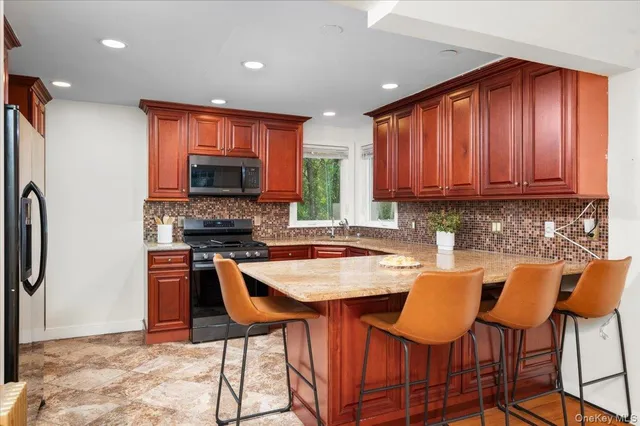 $575,000 | 33 Hollowbrook Court North, Cortlandt Manor, NY 10567