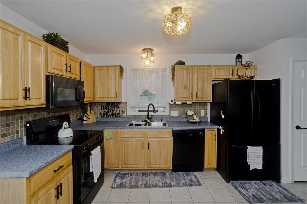 679 Parker Street Springfield, MA 01129 - Photo 10 of 41