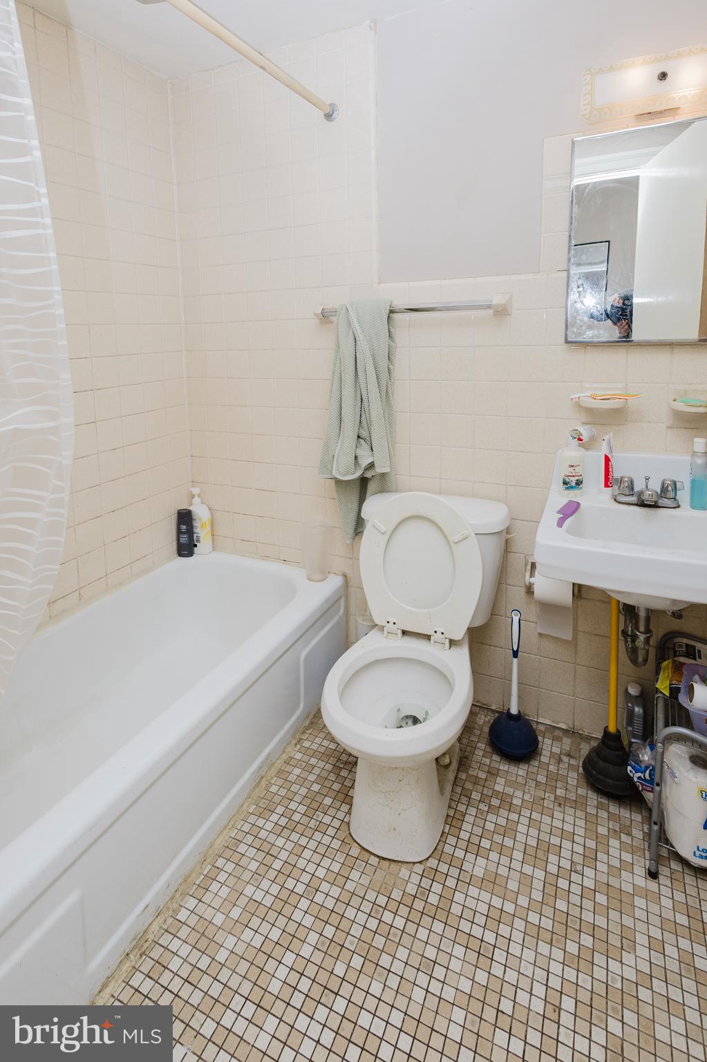 2318 South Broad Street Philadelphia, PA 19145 - Photo 23 of 28 a bathroom with a toilet and a bathtub