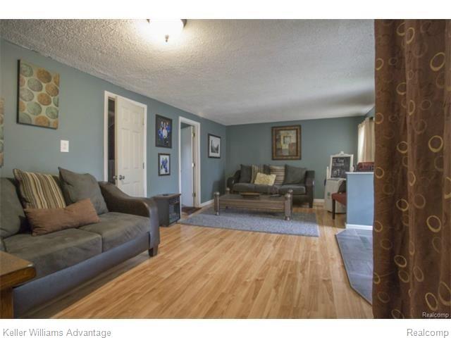 2925 West Auburn Road Rochester, MI 48309 - Photo 3 of 17 liv.jpg