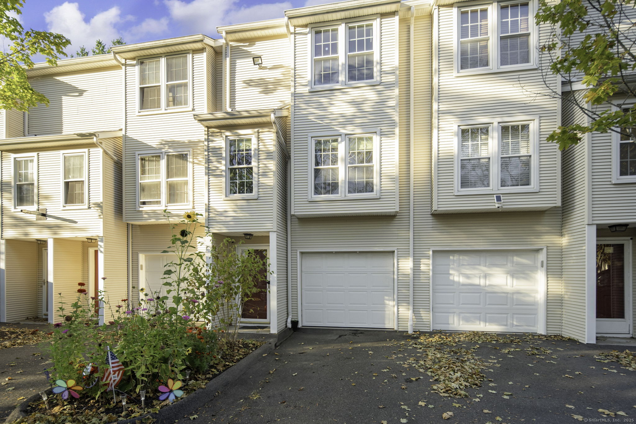 380 Hitchcock Road, Unit 48 Waterbury, CT 06705 - Photo 4 of 28 a front view of a house with a yard