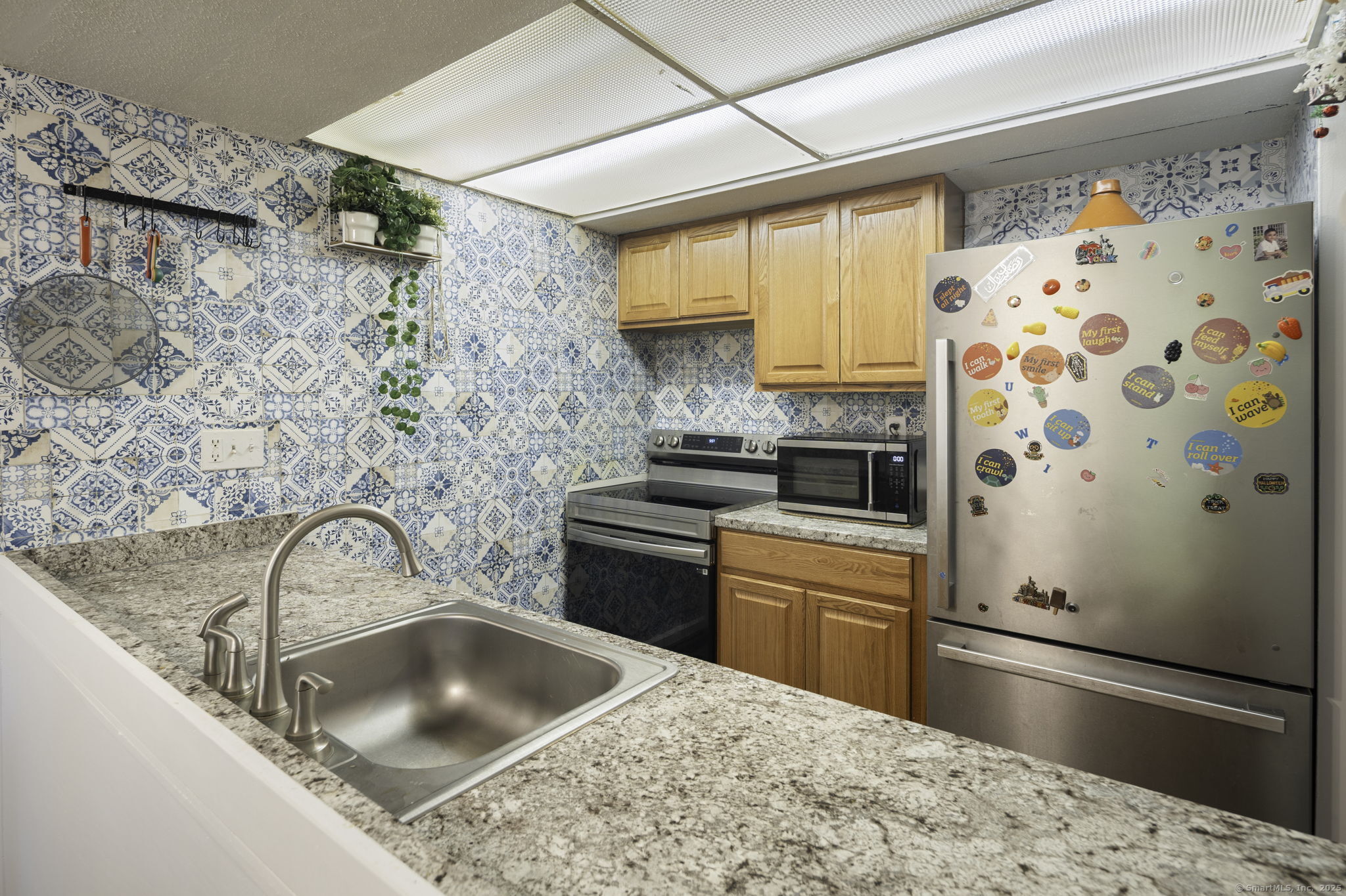 380 Hitchcock Road, Unit 48 Waterbury, CT 06705 - Photo 10 of 28 a kitchen with a sink stove and refrigerator