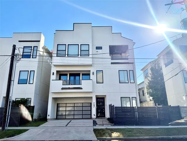 a view of front a house with a yard