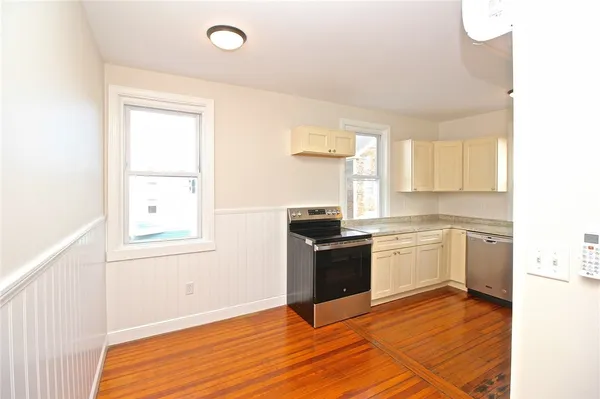 $3,000 | 668 Thames Street, Unit 2, Newport, RI 02840