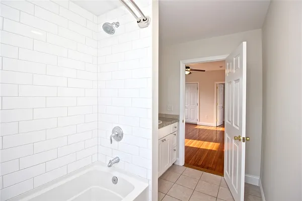 $3,000 | 668 Thames Street, Unit 2, Newport, RI 02840