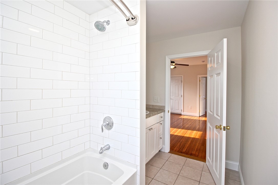 668 Thames Street, Unit 2 Newport, RI 02840 - Photo 22 of 42 Full bath with Tub & Shower
