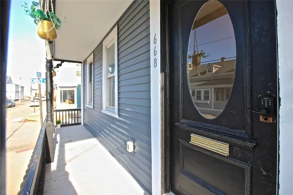 $3,000 | 668 Thames Street, Unit 2, Newport, RI 02840