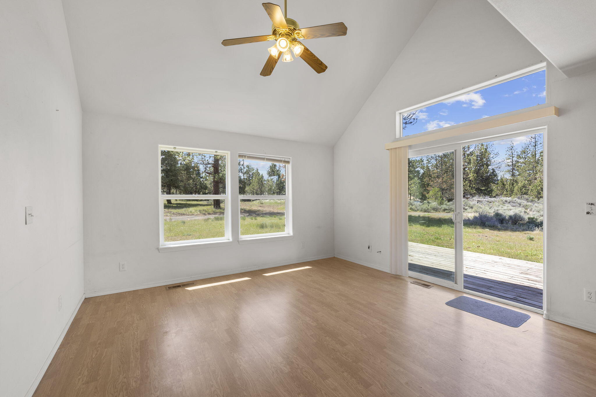 64350 Sisemore Road Bend, OR 97703 - Photo 9 of 23 Living Room