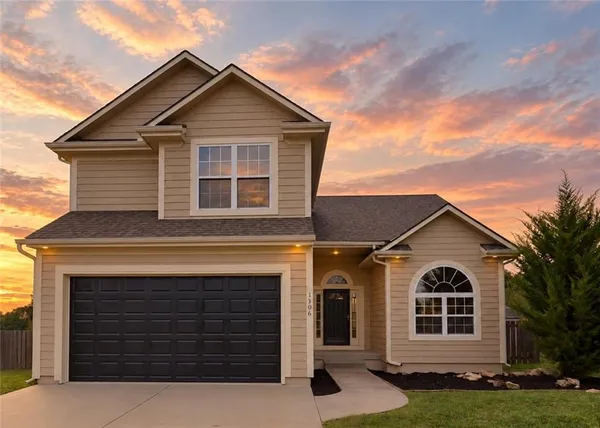 $399,900 | 1306 Thomas Drive, Louisburg, KS 66053