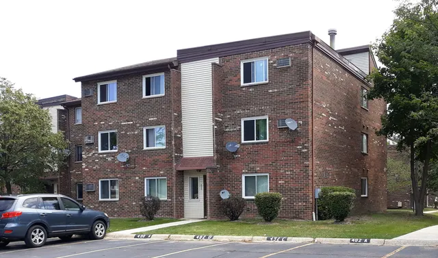 $1,800 | 490 Pleasant Run Drive, Unit F, Wheeling, IL 60090